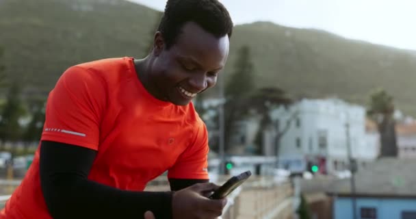 Pelari Kulit Hitam Telepon Dan Sms Luar Ruangan Dengan Senyum — Stok Video