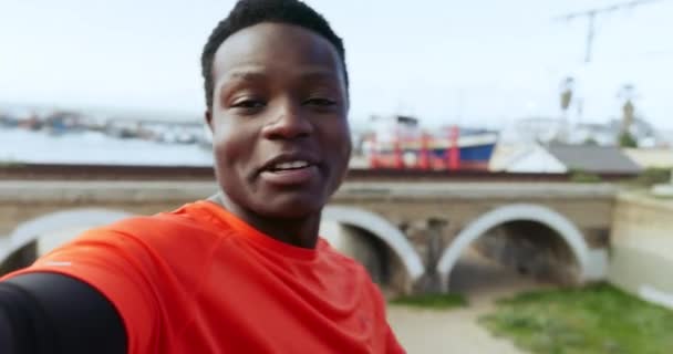 Африканський Чоловік Фітнес Відеодзвінок Обличчям Посмішкою Хвилею Контакту Навчання Показу — стокове відео