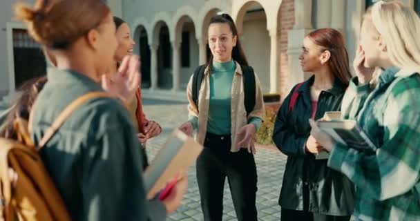 College Campus Och Grupp Studenter Som Talar Samtal Paus Tillsammans — Stockvideo