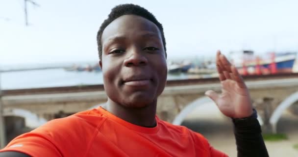 Homem Africano Fitness Videochamada Com Sorriso Rosto Flexão Muscular Com — Vídeo de Stock