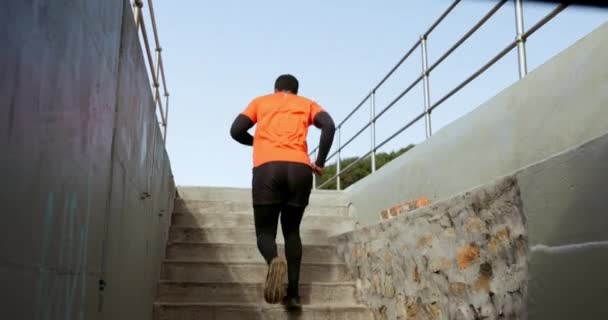 Zadní Strana Člověka Fitness Běh Schodech Venkovní Pro Cvičení Cvičení — Stock video