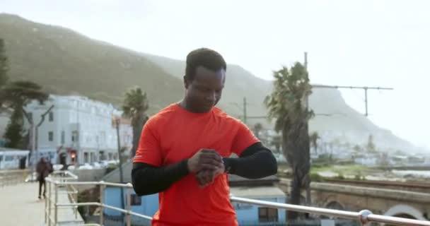 Fitness Zkontrolovat Čas Černoch Městě Pro Výkon Sledování Zdraví Mobilní — Stock video