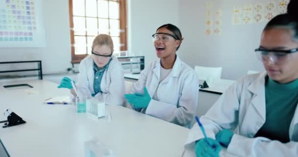 实验室 学生问题和学校的研究 未来的科学家班级或大学的餐桌 大学的答案 科学和教育以及生物学学习的医学分析 — 图库视频影像