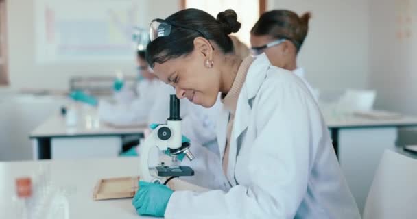 Utbildning Naturvetenskap Och Studenter Laboratorium Med Mikroskop För Lärande Lektion — Stockvideo