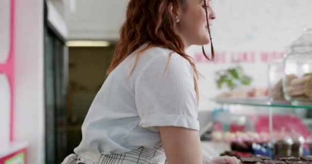 Pastel Camarera Panadería Con Mujer Tienda Para Emprendedor Mercado Cafetería — Vídeo de stock