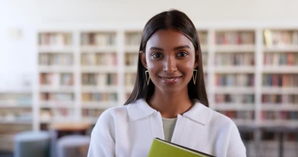 Libros Educación Biblioteca Con Rostro Mujer Campus Para Investigación Estudio — Vídeo de stock