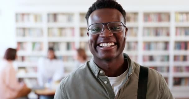 Eğitim Kolej Kütüphane Araştırma Öğrenme Öğrenme Için Kampüste Siyahi Bir — Stok video