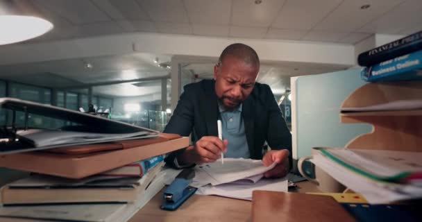 ナイト ビジネスマンは 財務問題解決のためにオフィスに書いています アフリカ人の財務アドバイザーと予算文書または貯蓄ソリューション — ストック動画