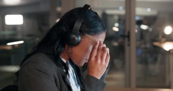 Noc Stres Kobieta Call Center Wypaleniem Podczas Konsultacji Dla Crm — Wideo stockowe