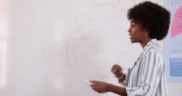 Escuela Educación Maestro Explican Por Tablero Para Lección Aprendizaje Respuesta — Vídeo de stock