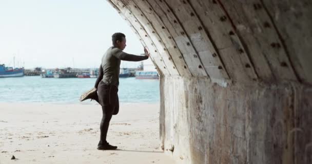 Пляж Фітнес Чорний Чоловік Розтягується Тренується Тренується Відпустці Оздоровленні Спорті — стокове відео