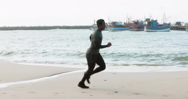 Laufen Fitness Und Mann Strand Für Bewegung Marathontraining Und Ausdauertraining — Stockvideo