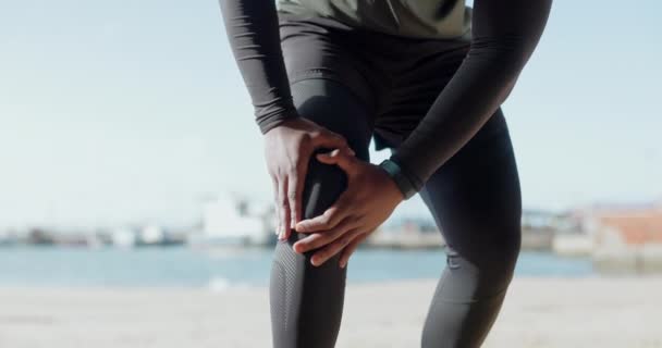 膝关节疼痛 手和男子跑步者在室外进行肌肉 问题或意外特写训练 在训练过程中使用腿部按摩治疗关节炎 纤维肌痛或骨质疏松症的放大 伤害和男运动员 — 图库视频影像