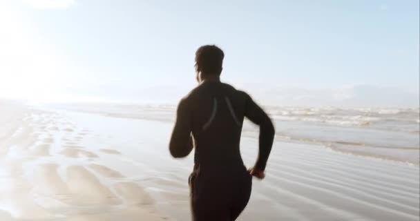 ビーチ フィットネスで実行 運動や野外トレーニングやモチベーションのための心臓のトレーニング アクティブな男性 スポーツ選手 ランナーのリアビューは 海で体重や健康を失う — ストック動画