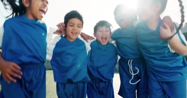 Παιδιά Ποδόσφαιρο Και Άλμα Στην Ομαδική Γιορτή Για Νίκη Νίκη — Αρχείο Βίντεο
