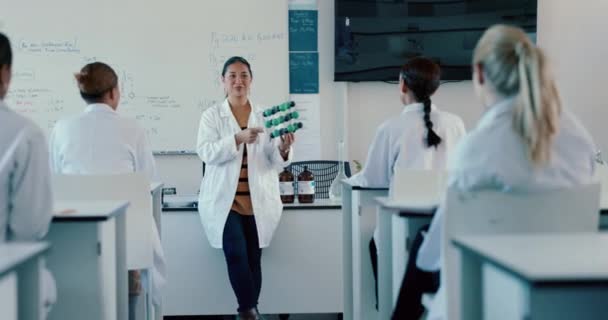 Science Molecules Asian Woman Professor Teaching Class Laboratory Innovation School — Stock Video