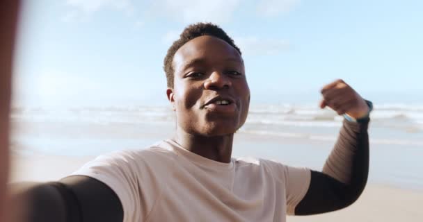 Fitness Plaża Czarny Człowiek Połączenie Wideo Ramię Flex Nad Oceanem — Wideo stockowe