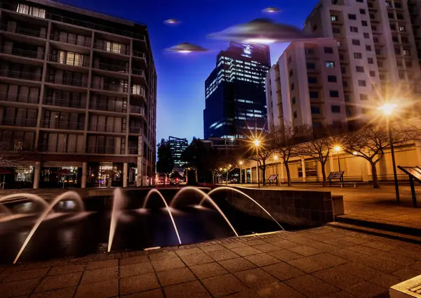 Ufo Buitenaardse Missie Stad Nachts Met Ruimteschip Voor Sciencefiction Fantasie — Stockfoto