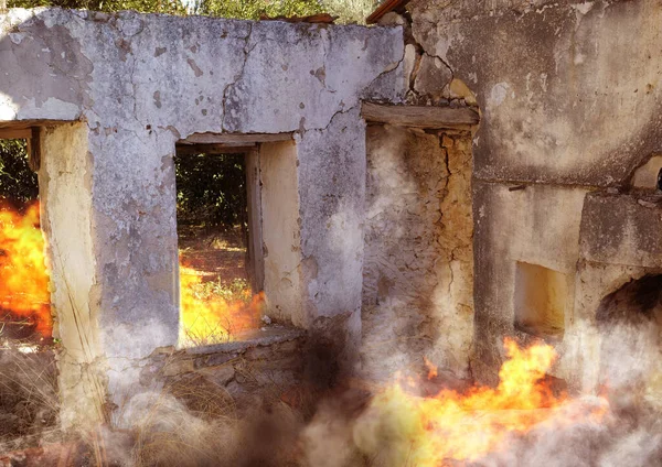 Felaket Hasar Yangını Tehlike Dumanı Kaos Kazası Yıkım Savaş Kriz — Stok fotoğraf
