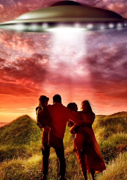 Rygg Främmande Och Flygande Ufo Med Familj Utomhus Naturen Tillsammans — Stockfoto