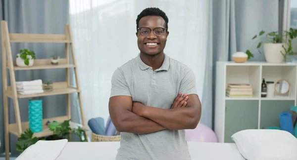 双臂交叉 黑人男子自信 快乐或微笑 以寻求支持 康复或疗伤服务 用于康复的理疗 肖像和非洲男性理疗师 — 图库照片