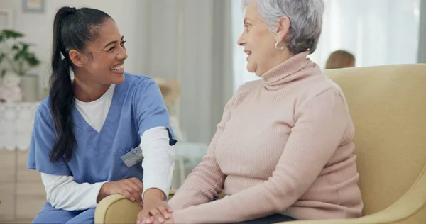 Ärztin Händchen Haltend Und Glücklich Mit Krankenschwester Mit Alter Frau — Stockfoto