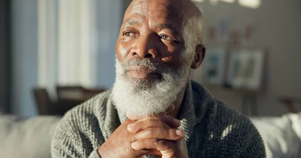 Σπίτι Σκέψη Και Ηλικιωμένος Κατάθλιψη Συνταξιοδότηση Και Θυμάστε Ηρεμία Θαυμασμό — Φωτογραφία Αρχείου