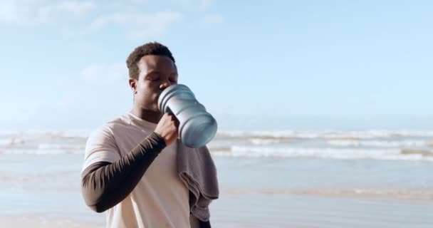 黑人男子 在海滩锻炼 运动或户外活动中散步和喝水 为实现自然营养或可持续性而休息 休息和矿物流的活跃的非洲男性 — 图库视频影像