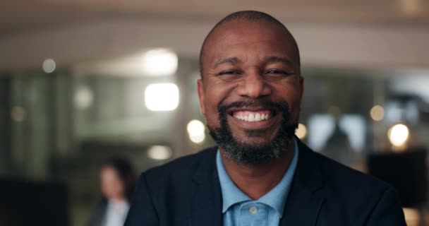 Επιχειρήσεις Πορτραίτο Και Μαύρος Άνδρας Αυτοπεποίθηση Χαμόγελο Και Ηγεσία Εταιρική — Αρχείο Βίντεο