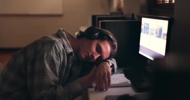 Asztal Alvó Diák Férfi Fejhallgatón Fáradt Vagy Stresszes Éjszaka Számítógépen — Stock videók