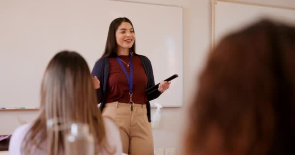 女教师 课堂上和课堂上聊天 平板电脑和问题带着微笑 教育和信息 高中或大学 对学生的成长有知识 建议和快乐 — 图库视频影像