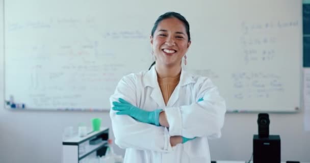 Happy Arms Crossed Woman Science Teacher Classroom Education Research Innovation — Stock Video