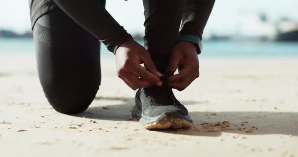 Руки Обувь Галстук Человеком Пляже Крупным Планом Готовясь Фитнесу Тренировкам — стоковое видео
