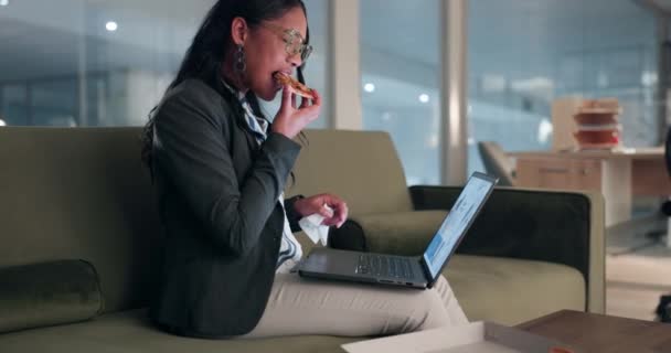 披萨和笔记本电脑与女商人一起计划 截止日期和快餐时间 在办公室吃饭 吃菜单和迟到的人的研究 管理和营养 — 图库视频影像