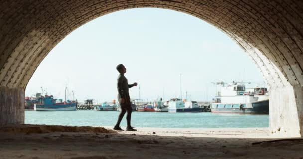 Tijdcontrole Hardlopen Een Zwarte Man Het Strand Voor Een Pauze — Stockvideo