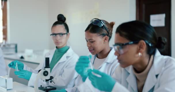 Étudiants Sciences Laboratoire Question Classe Pour Microscope Apprentissage École Avec — Video