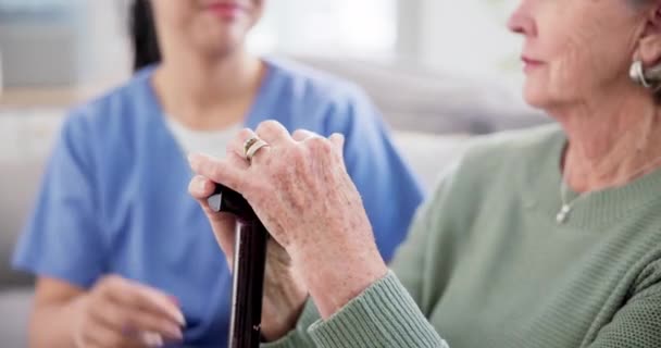 Pflegeheim Hoffnung Und Krankenschwester Mit Seniorin Auf Dem Sofa Mit — Stockvideo