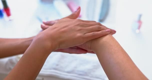 Händerna Kvinnan Salongen Massage Och Fuktighetskräm Med Tekniker För Skönhet — Stockvideo
