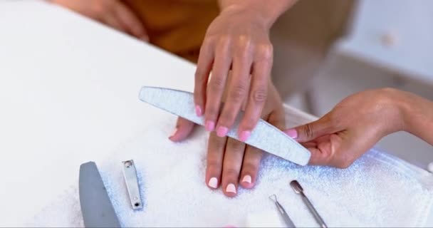 Handen Vrouw Spa Manicure Indienen Bij Technicus Voor Schoonheid Luxe — Stockvideo