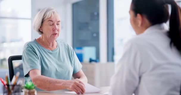 Mujer Médico Paciente Consulta Cuidado Ancianos Prescripción Para Diagnóstico Resultados — Vídeo de stock