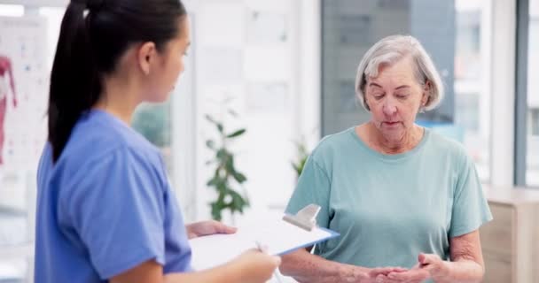 Zapalenie Stawów Ręce Starsza Kobieta Porozumieniu Pielęgniarką Ból Stawów Problemy — Wideo stockowe
