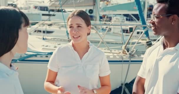 雇员和妇女培训她的工作人员乘船巡航到Sao Paulo从事职业 旅行和工作 暑期客舱海上工作坊商务会议的导师 人员及团队精神 — 图库视频影像
