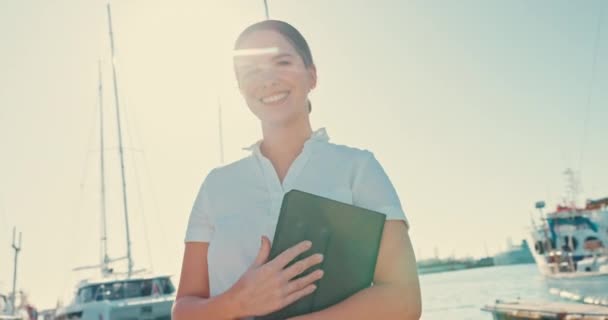 Yacht Tablett Och Kapten Med Ansikte Kvinna Piren För Kryssning — Stockvideo