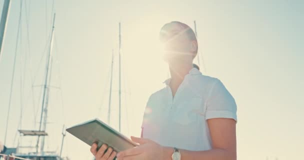 Jacht Tablet Kapitan Kobietą Myślenia Molo Rejsu Zarządzania Podróży Załoga — Wideo stockowe
