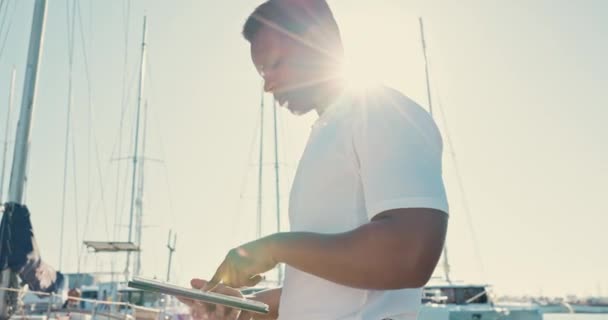 Jacht Tablet Kapitan Czarnym Człowiekiem Molo Rejs Zarządzanie Podróże Załoga — Wideo stockowe