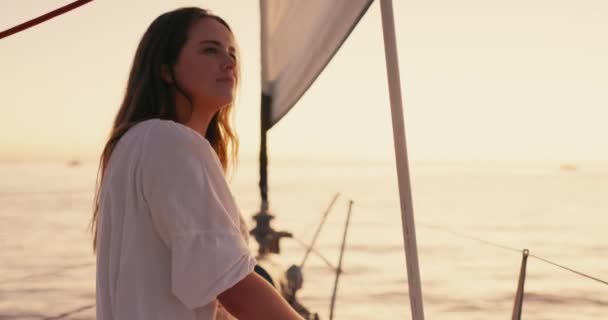 Reizen Ontspannen Zonsondergang Met Vrouw Jacht Voor Zeilen Avontuur Zomervakantie — Stockvideo