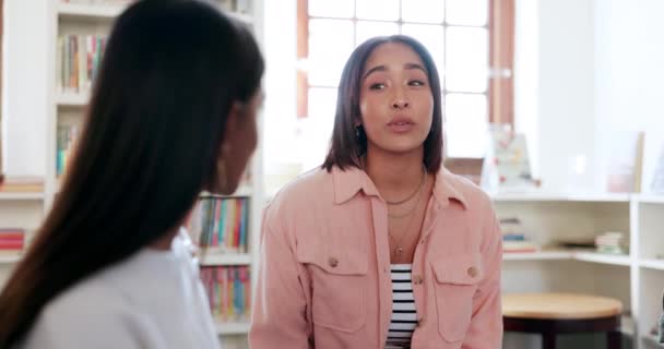 Hablar Estudiar Mujeres Una Biblioteca Para Educación Beca Aprendizaje Juntos — Vídeo de stock