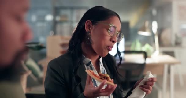 Nacht Pizza Und Tanz Mit Geschäftsfrau Für Deadline Fast Food — Stockvideo