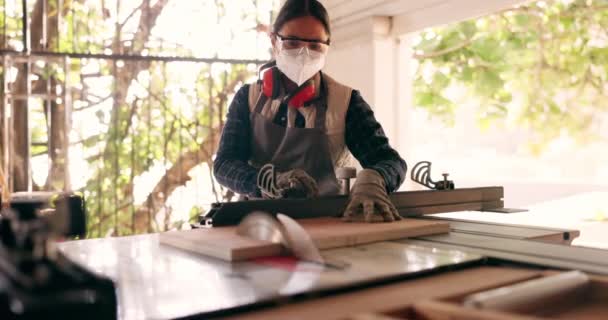 Ξύλο Ξυλουργός Και Πριόνι Γυναίκα Στο Εργαστήριο Για Έπιπλα Κατασκευή — Αρχείο Βίντεο