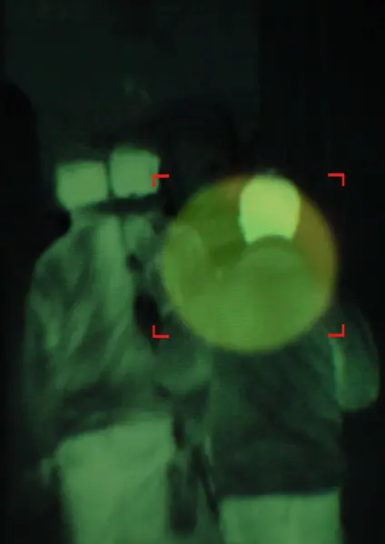 夜間視界の標的 スパイ エージェント または兵士へのテロリスクのオーバーレイまたはダークグリーンシルエット 軍事任務のための赤外線範囲の警察 監視および治安の人々 — ストック写真